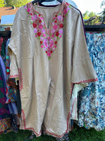 Load image into Gallery viewer, Lyxig poncho från Kashmir – värme med stil
