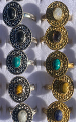 Ladda upp bild till gallerivisning, Brons ring med ädelsten
